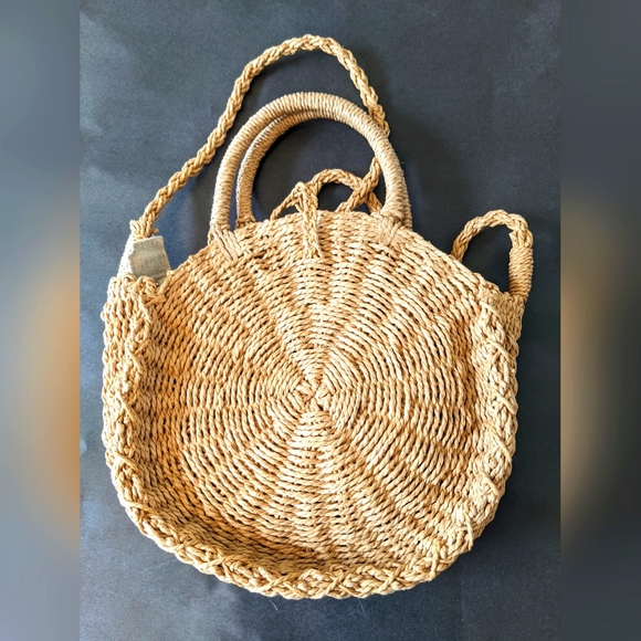 n/a Handbags - 🔥 Woven beach round purse - 10" diameter